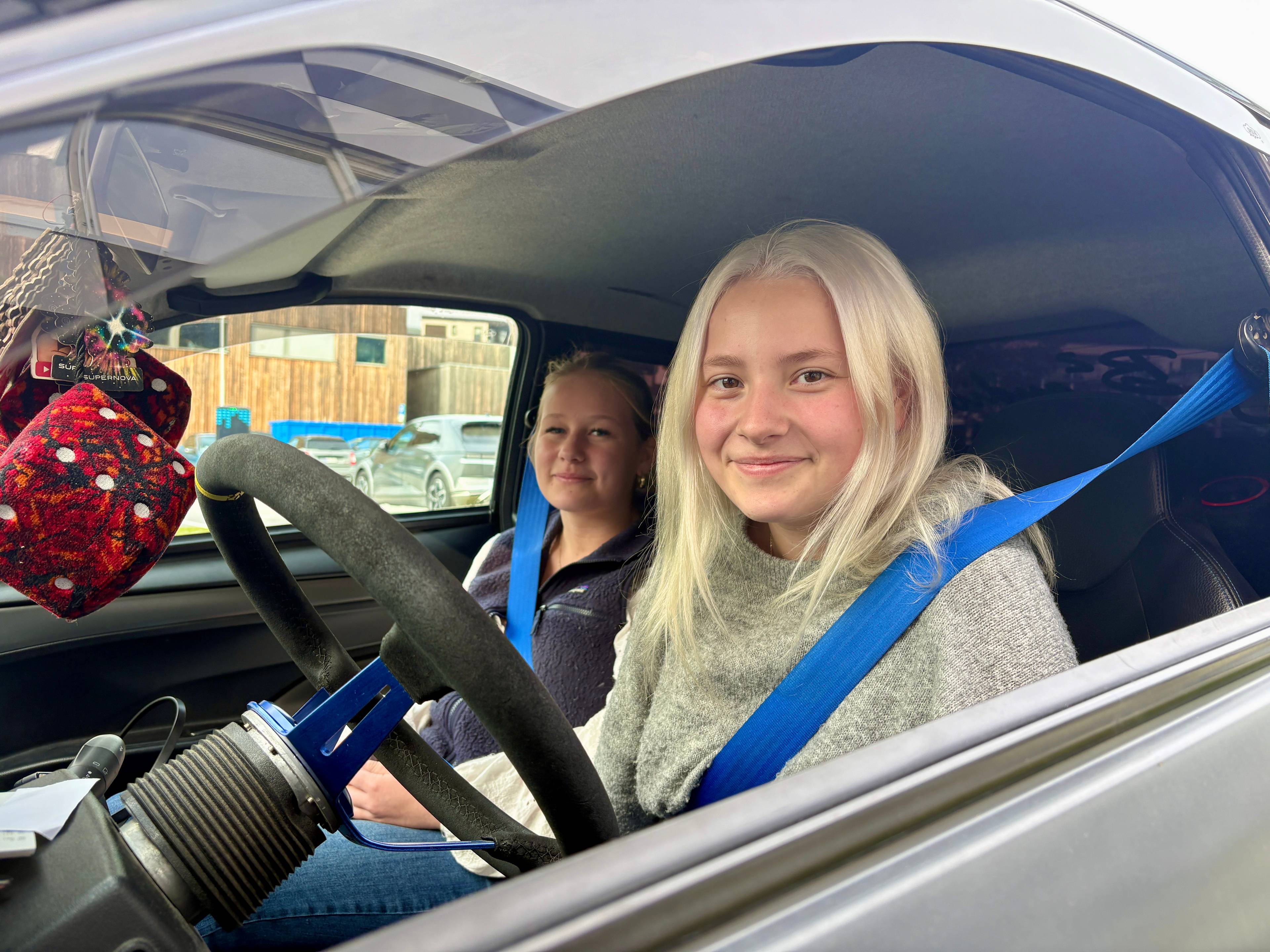 Nora Sagafoss Sælebakken og Sara Iselin Gauksrud siter i en mopedbil.