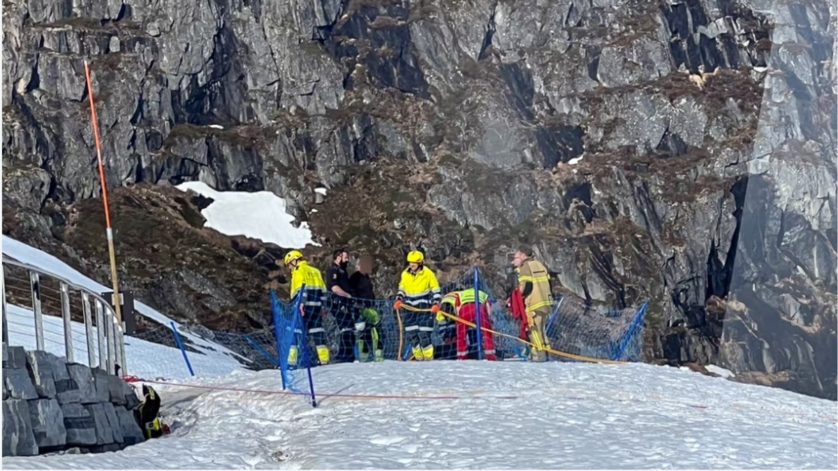 Paraglider i fjellveggen i Stryn