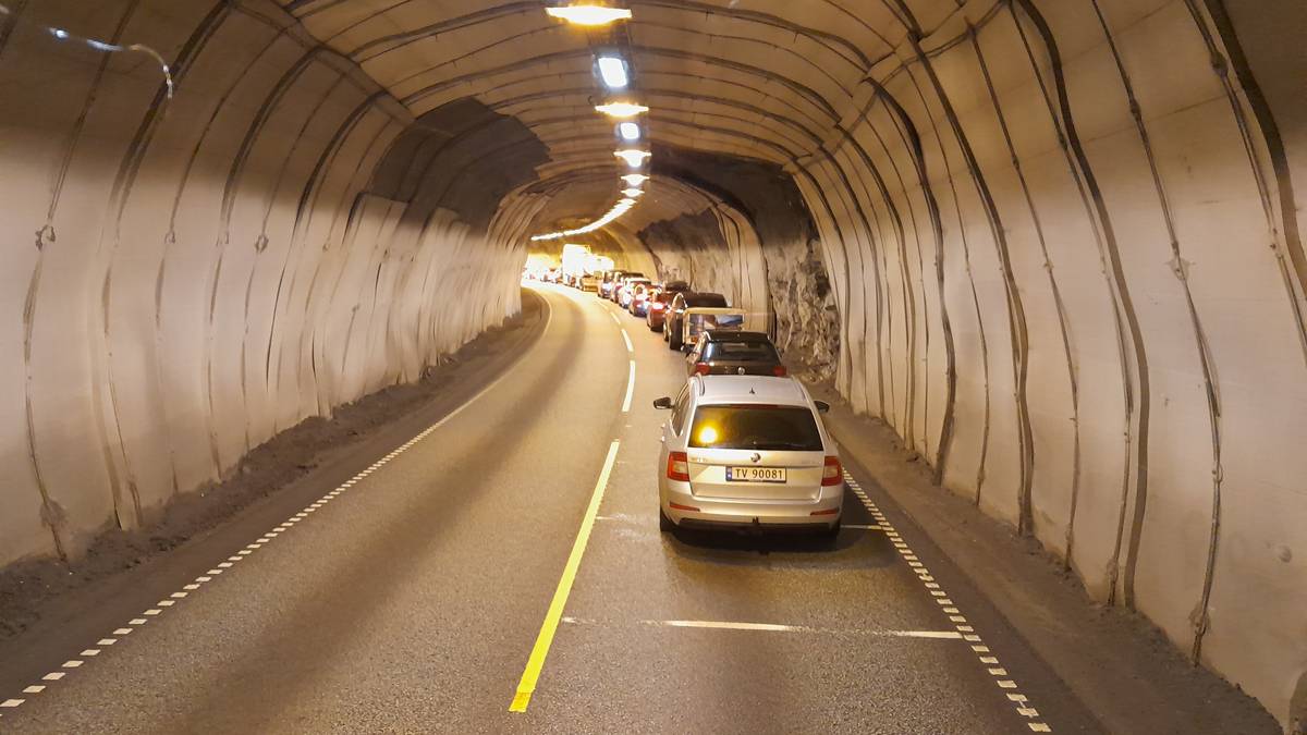 Påkøyrsel Bakfrå Stenger Tunnel På E39 Nrk Vestland 