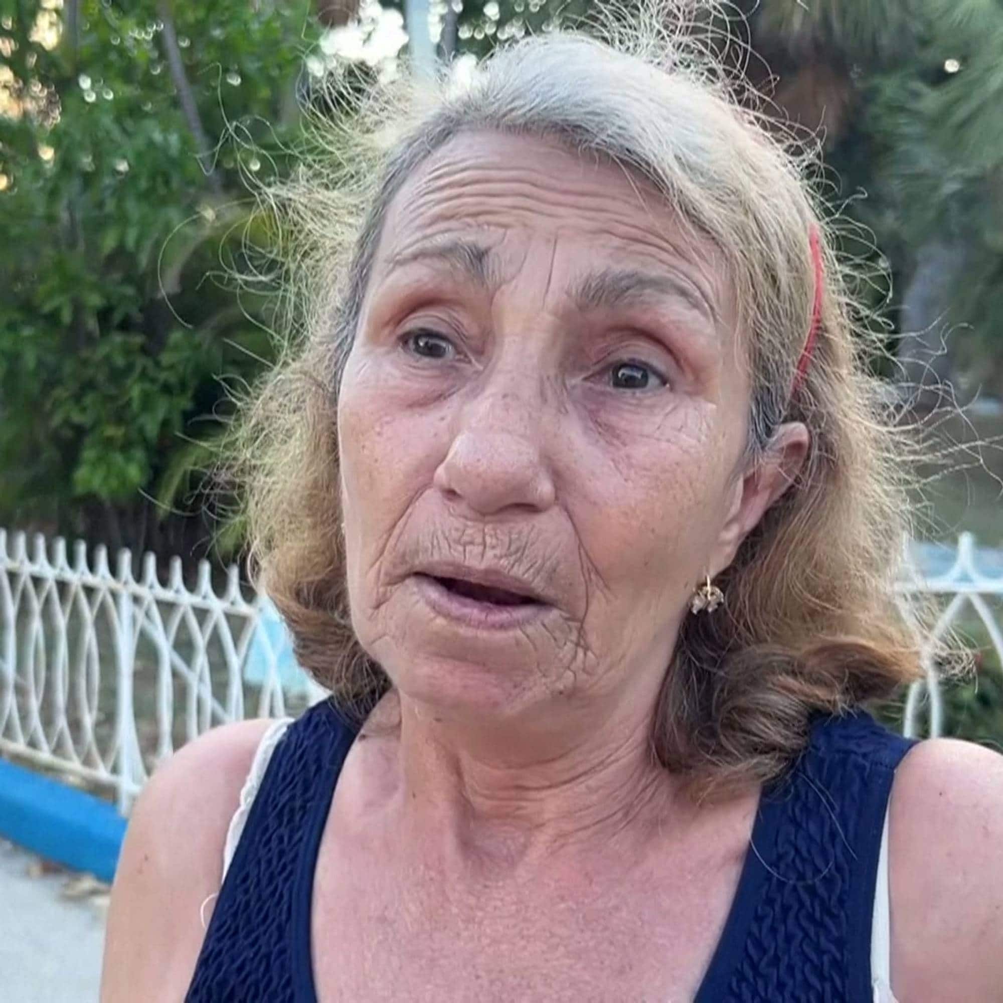 Eldre kvinne med lyst hår snakker