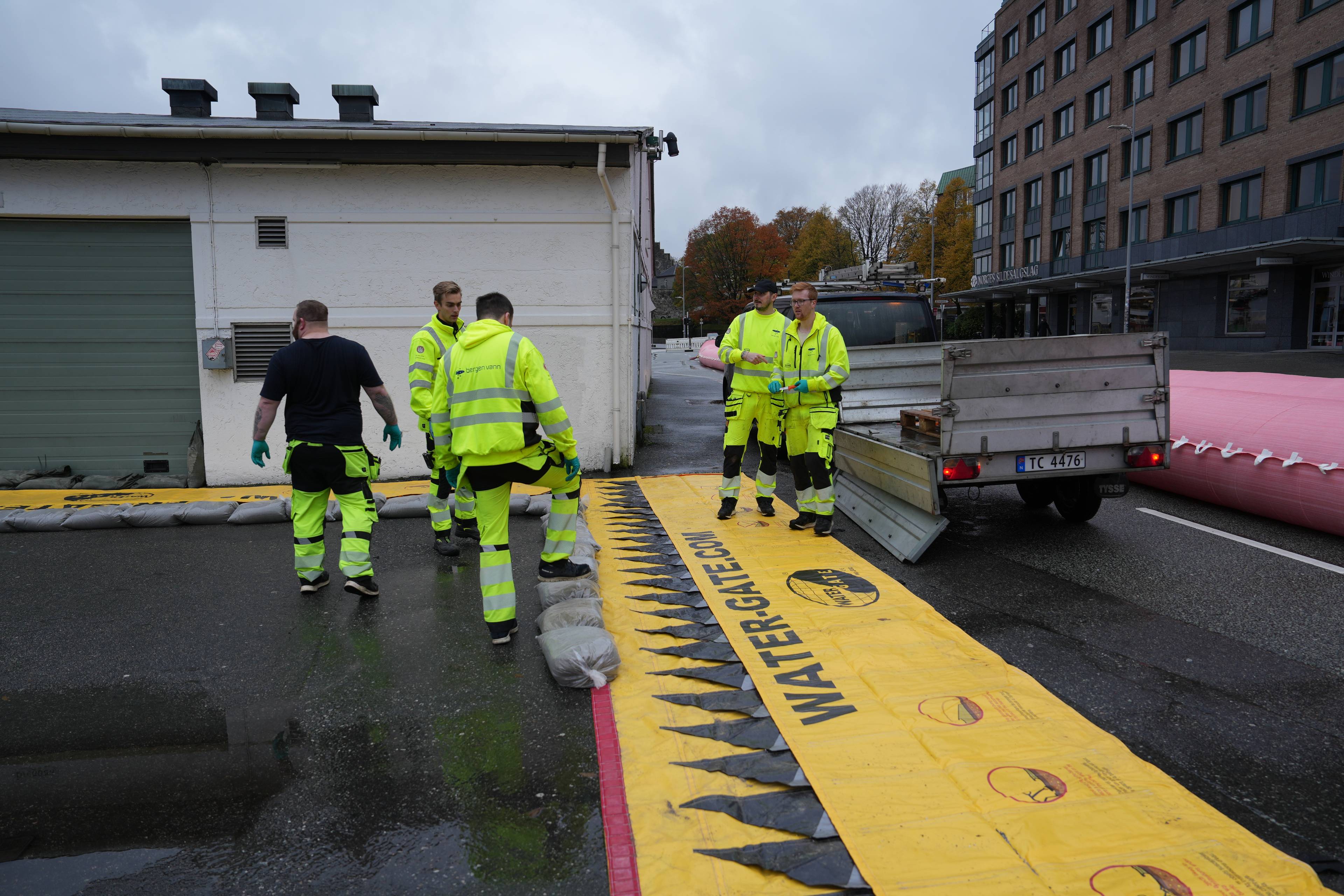 Vann som går nesten over kaikanten ved Bryggen i Bergen