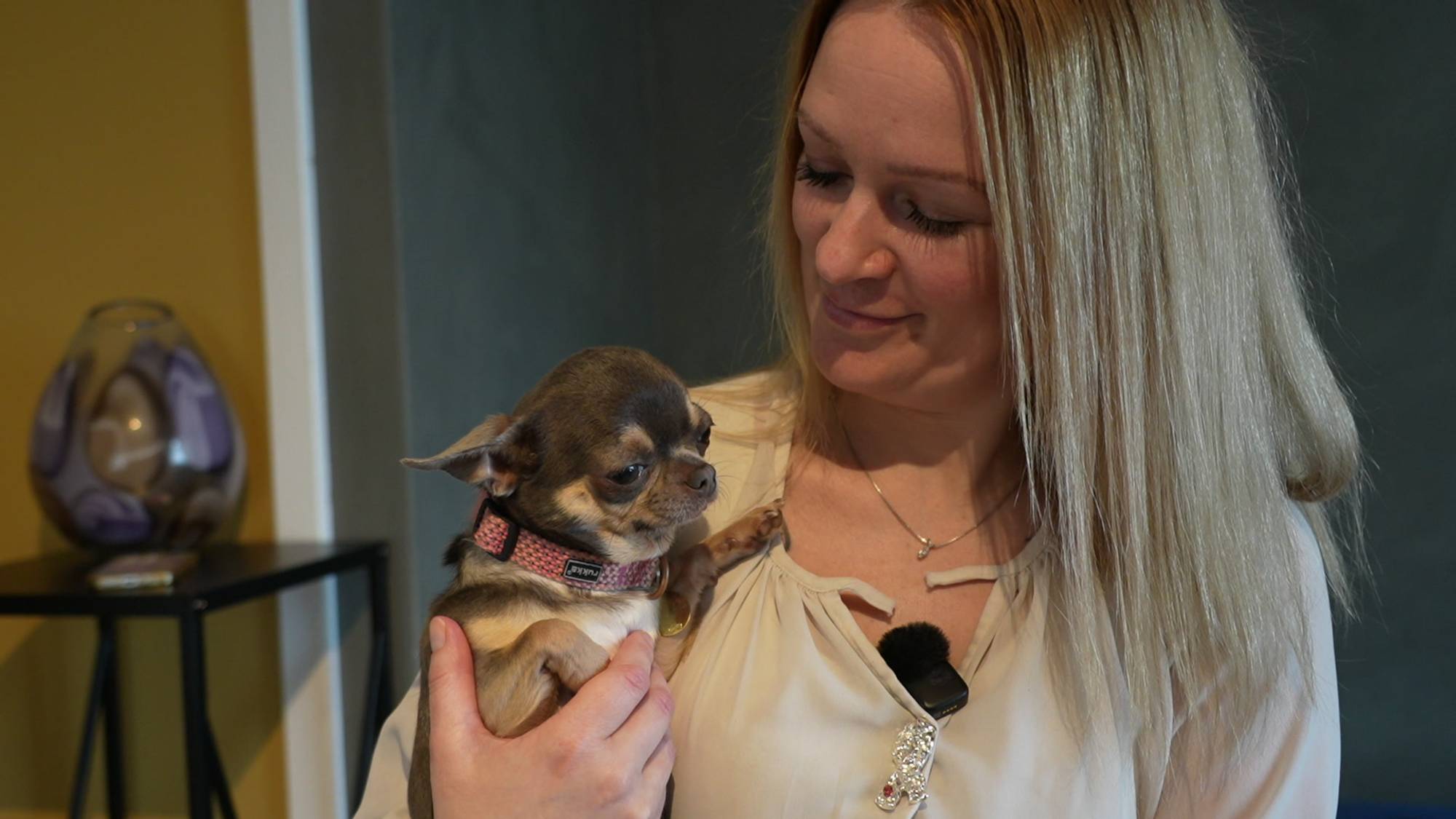 Lene Valen og hunden Pia.