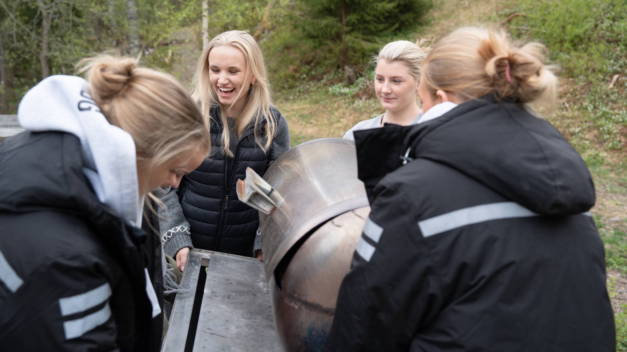 Russejenter bærer et bord
