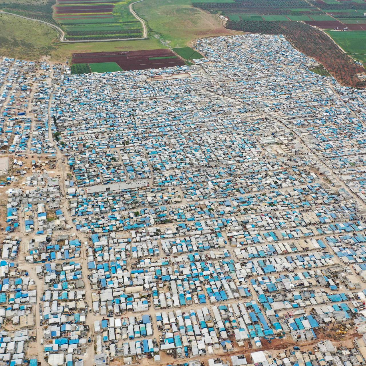 Et oversiktsbilde som viser en teltleir for flyktninger i Idblib-provinsen. 