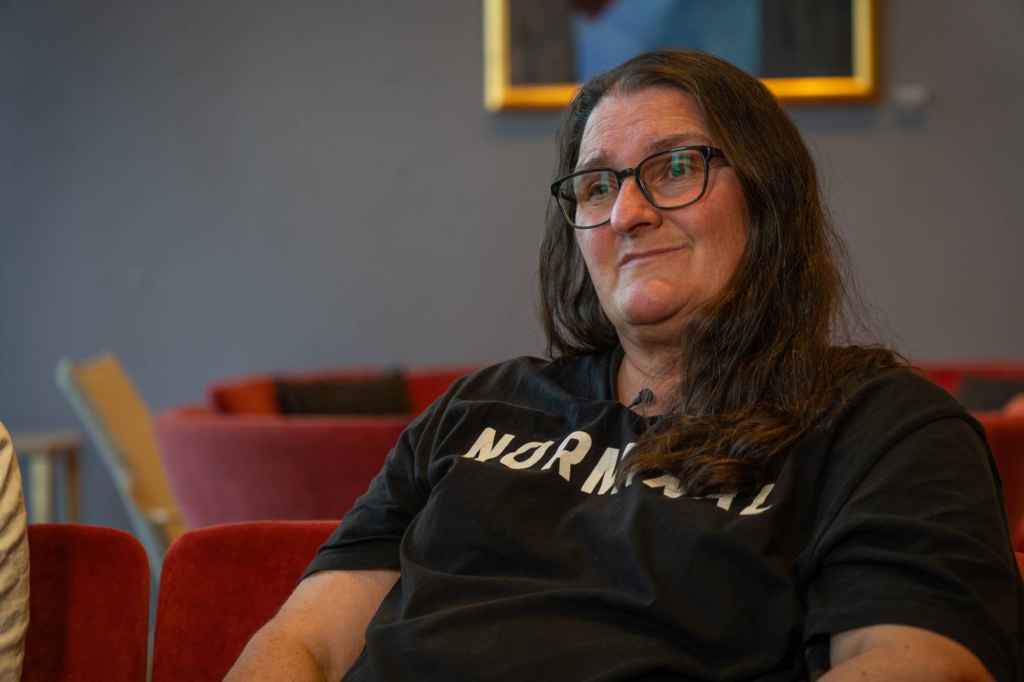 kvinne i rød sofa
