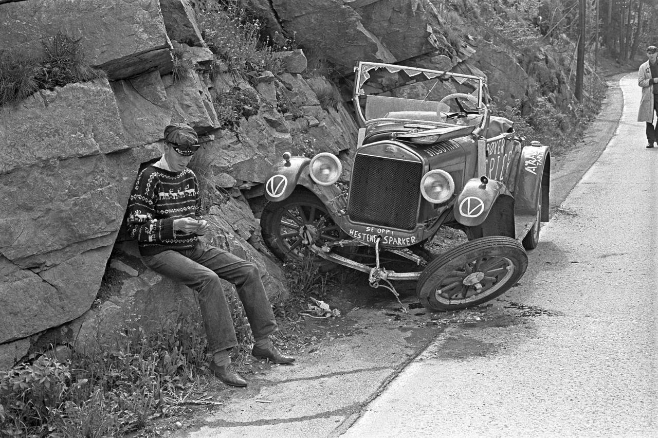 Russebil som har havnet i en grøft etter kollisjon, 1963