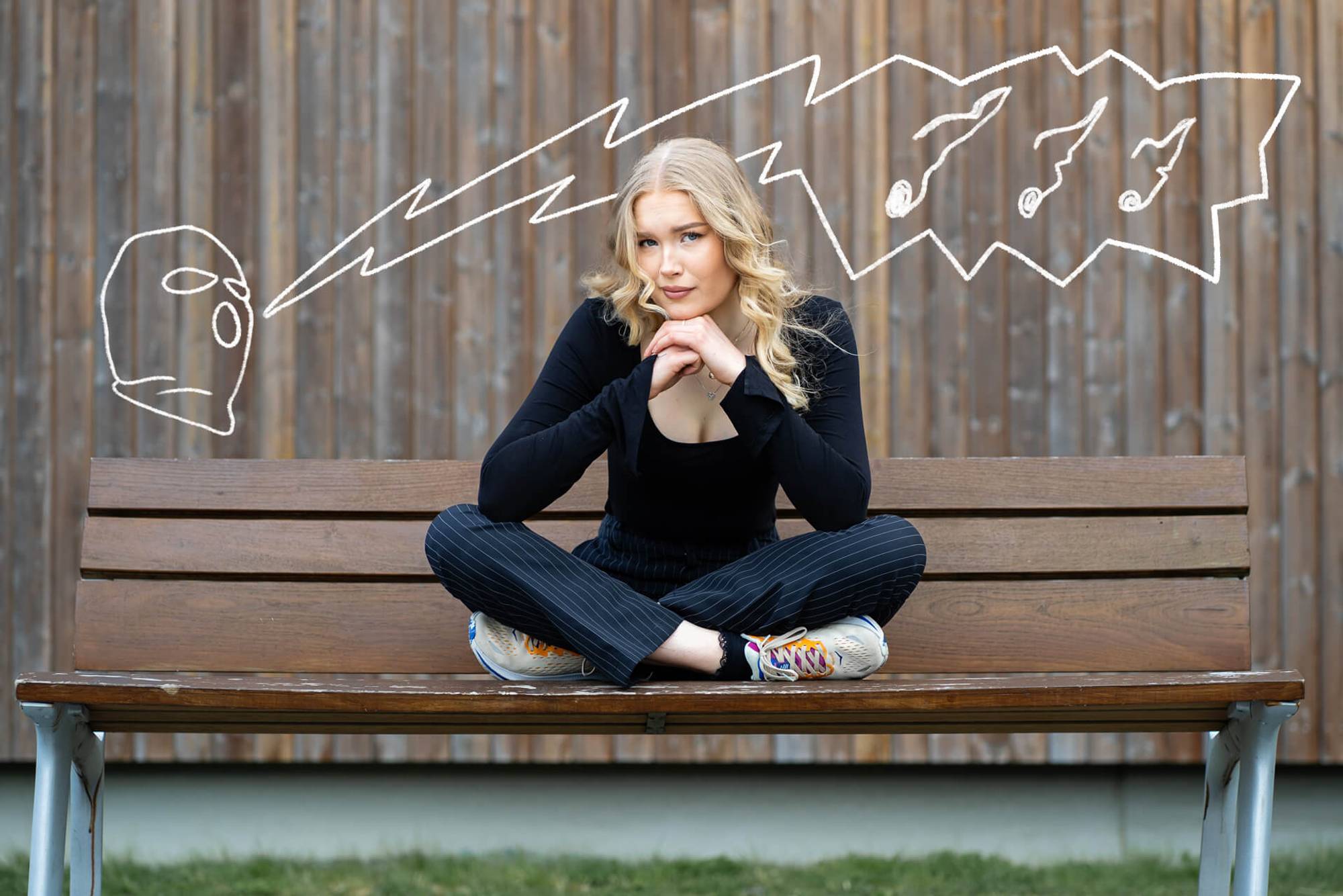 Ingeborg Grønnesby (20) sitter med beina i kors på en benk. Hun støtter hodet med samlede hender og et lurt blikk. Over henne er artisten Ballinciaga illustrert med en snakkeboble som indikerer på at det synges surt. 