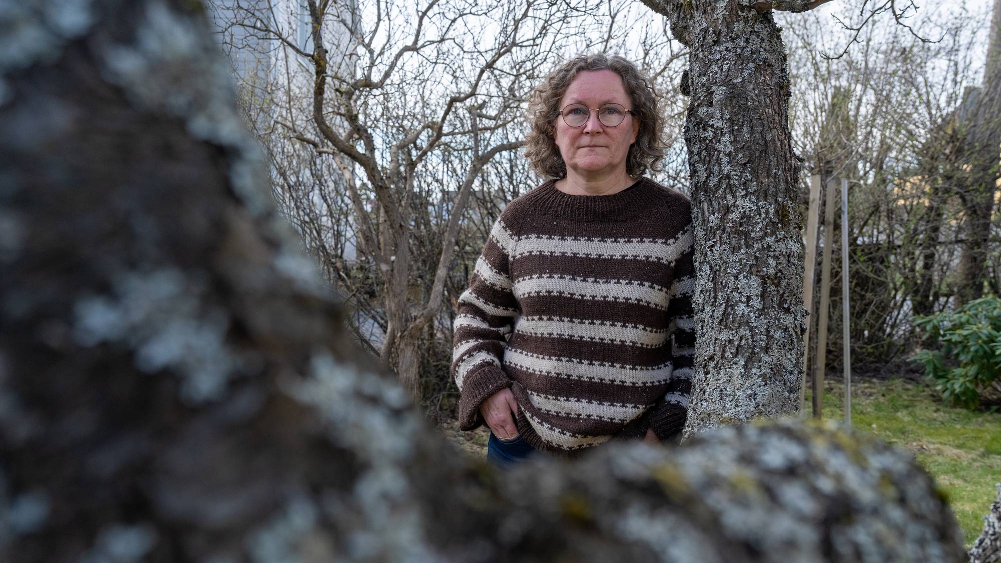 Kvinne med brunt hår og krøller