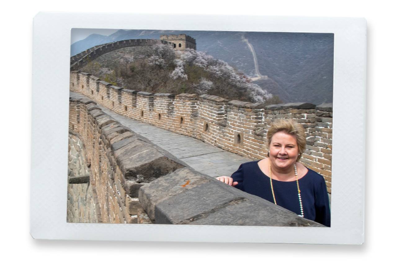 Statsminister Erna Solberg på den kinesiske mur i Mutianyu utenfor Beijing i 2017
