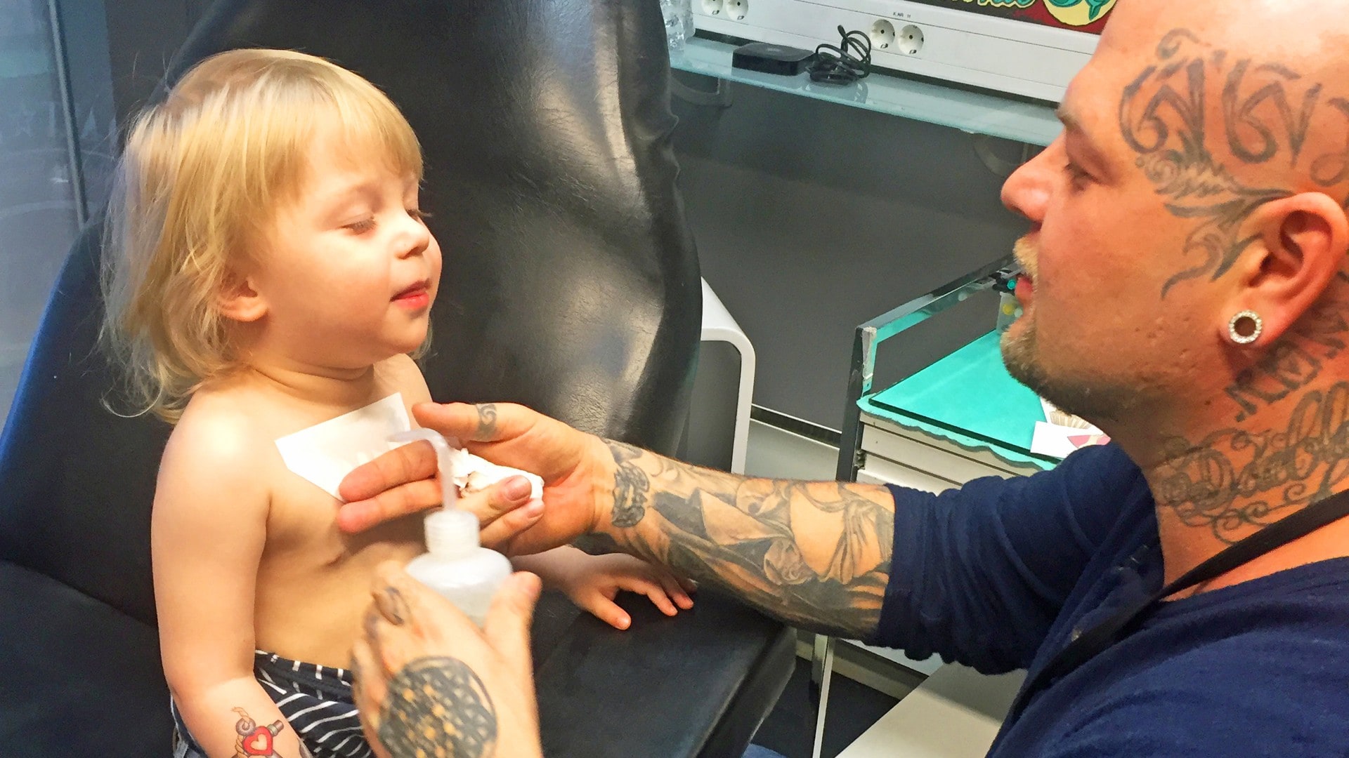 Her får Michael (2) sin aller første tatovering – NRK