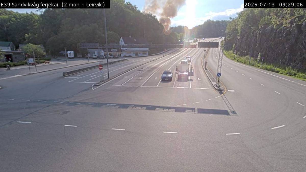 Fire kjøretøy i brann i Fitjar