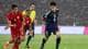 Ajeng Dinar Ulfiana / REUTERS,NTB Fotballspiller i mørkeblå drakt med nummer 6 dribler ballen på en bane. To spillere i røde drakter med nummer 5 og 4 nærmer seg ham. En dommer i gul trøye er synlig i bakgrunnen. Det regner under kampen. (Bildebeskrivelsen er laget av en KI-tjeneste)