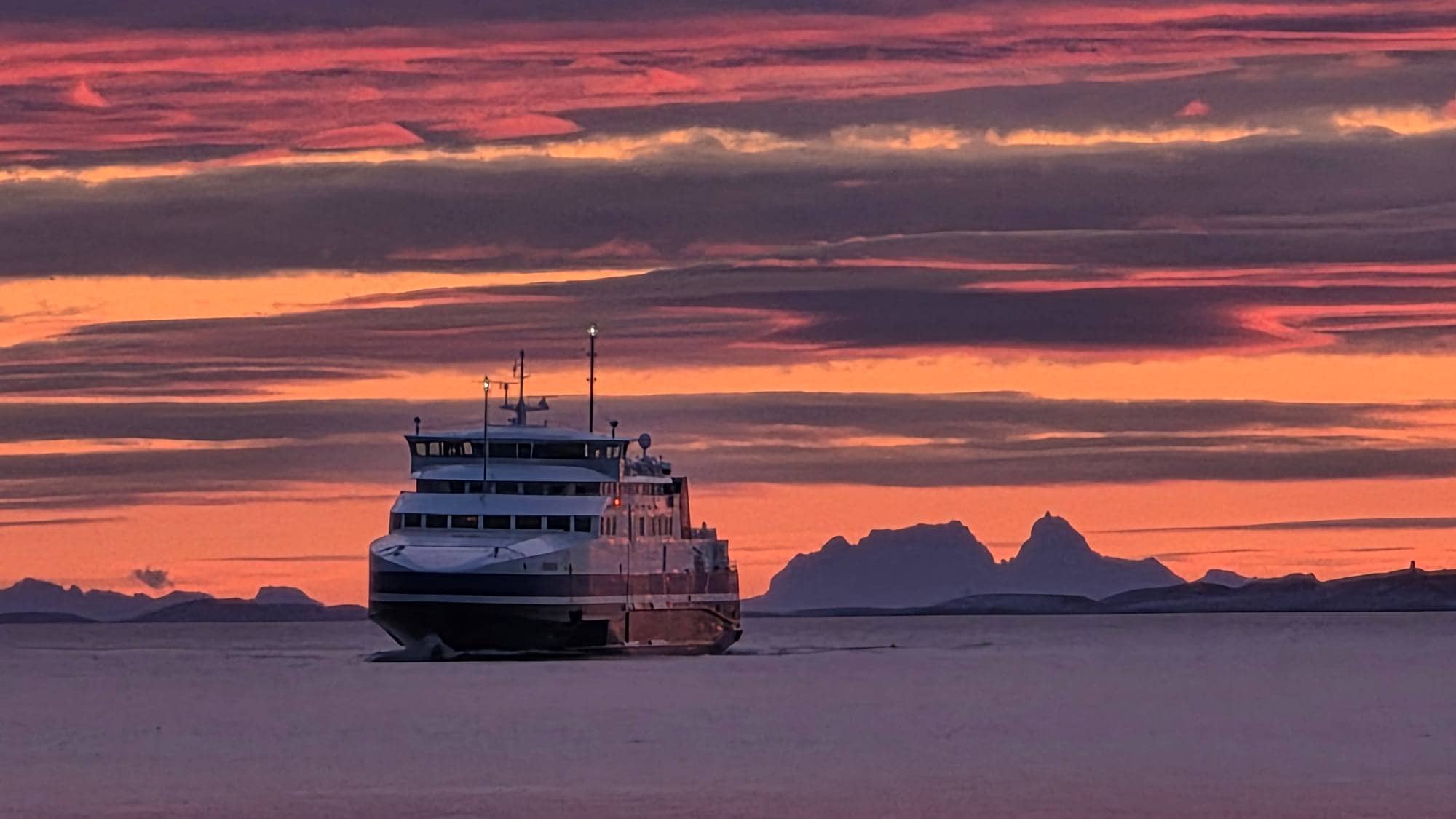Ferga Bodø på vei inn til Bodø, ved Burøya