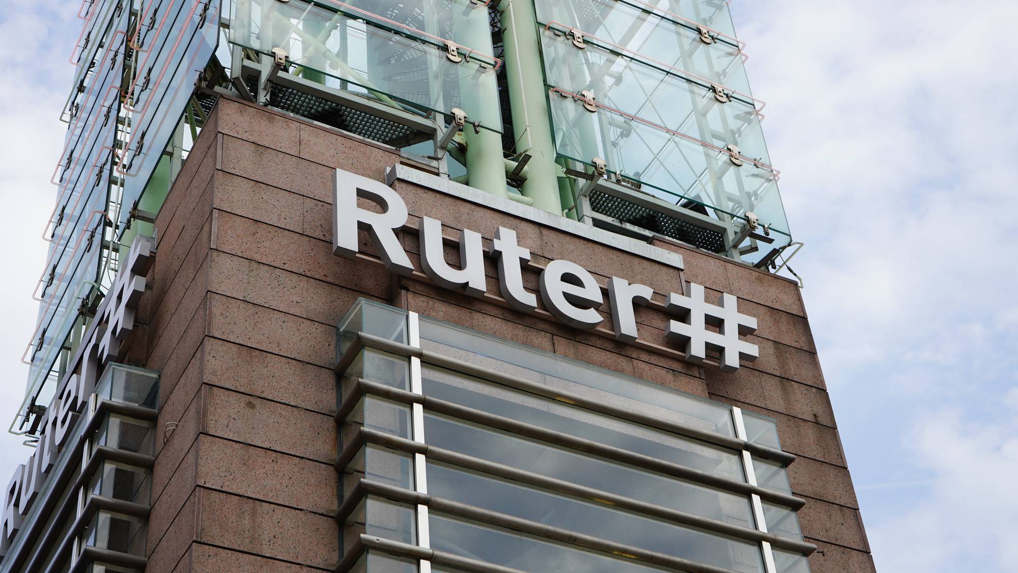 en bygning med et skilt på (Bildebeskrivelsen er laget av en KI-tjeneste)