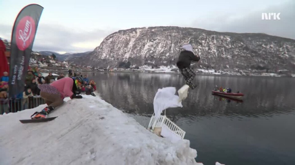 Opna Fjellsportfestivalen med å kasta seg i Sognefjorden