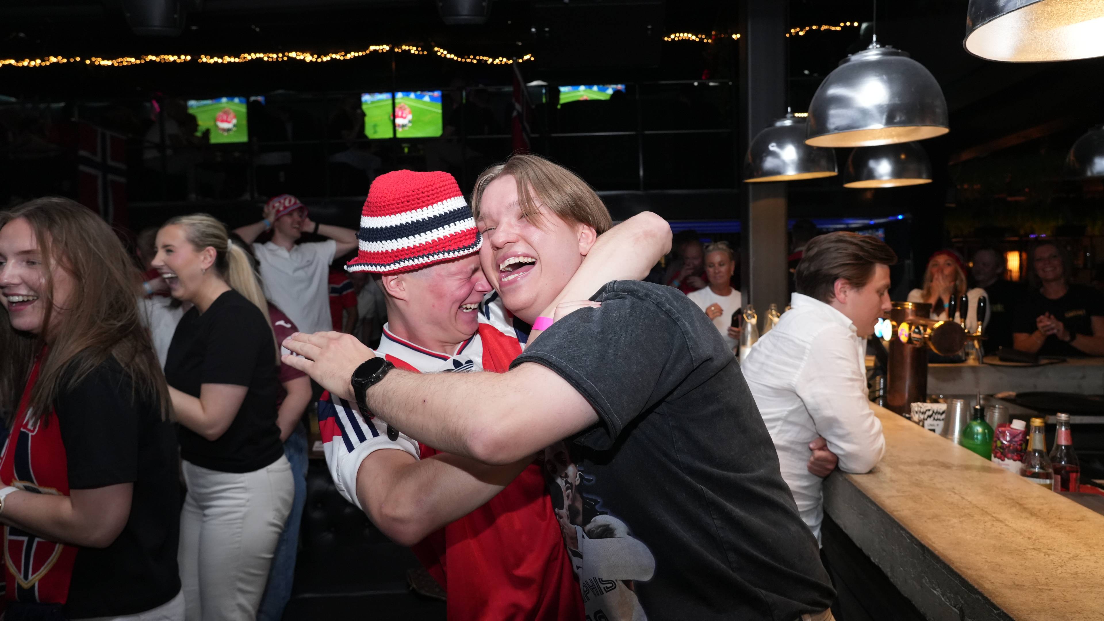 en mann som holder en annen mann (Bildebeskrivelsen er laget av en KI-tjeneste)