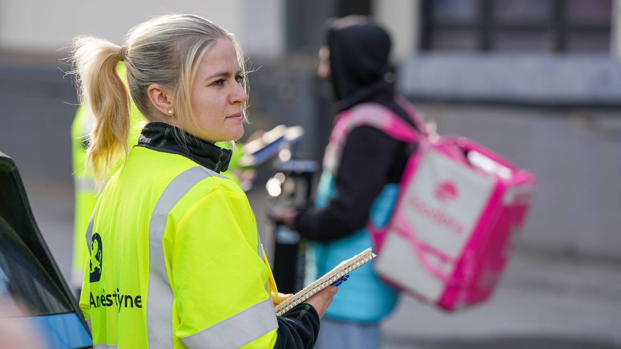 A-krim-aksjon ved Bontelabo i Bergen: kontrollør frå Arbeidstilsynet og ein Foodora-tilsett