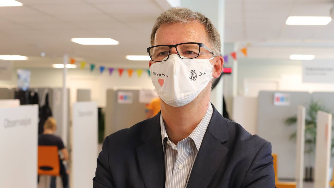 Robert Steen ser på ungdommer bli vaksiner i bydel Bjerke