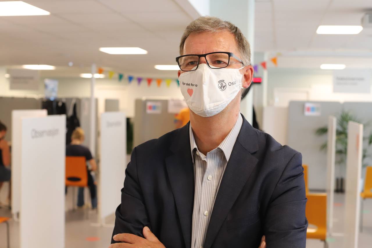 Robert Steen ser på ungdommer bli vaksiner i bydel Bjerke