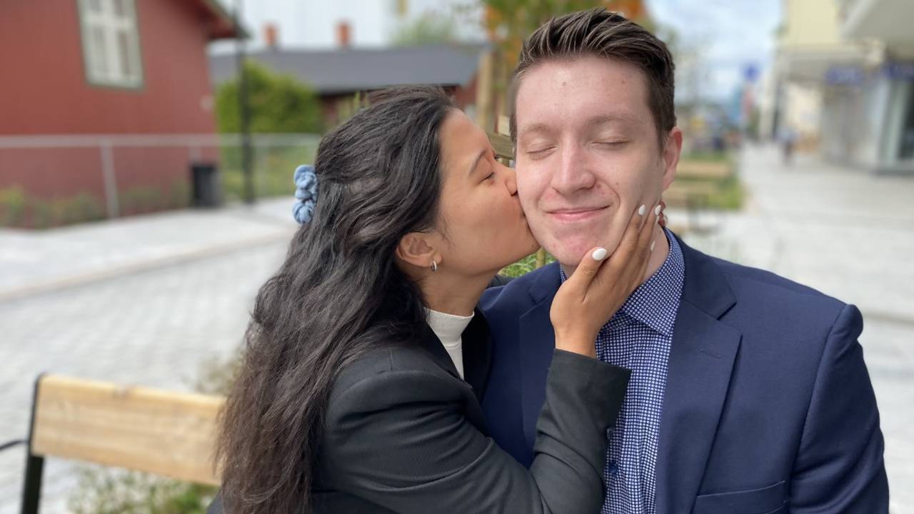 Alexandra Askeland gir kjæresten Marcus Gramstad Engebretsen et kyss på kinnet. 