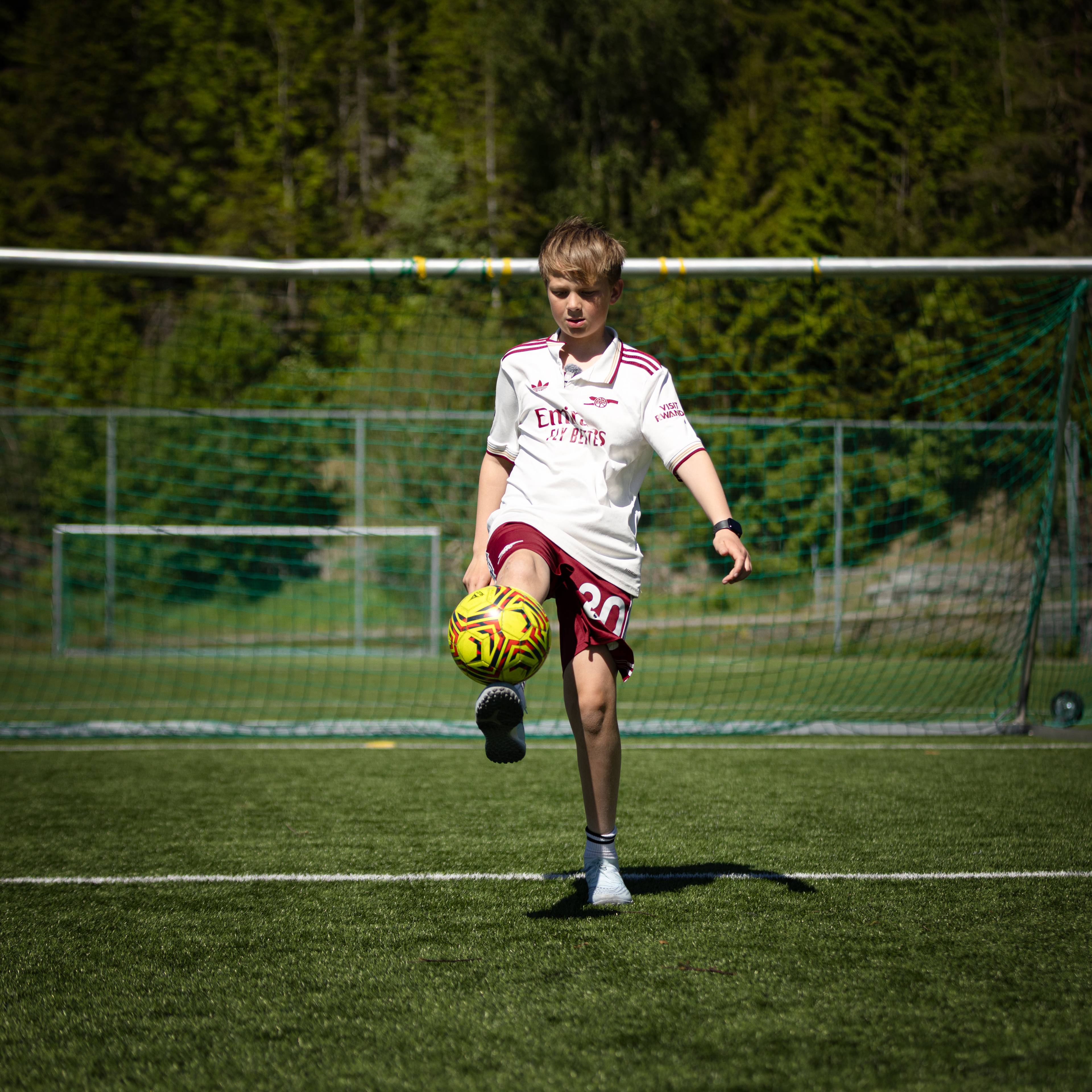 Liam trikser med ball på hjemmebanen til Hei.