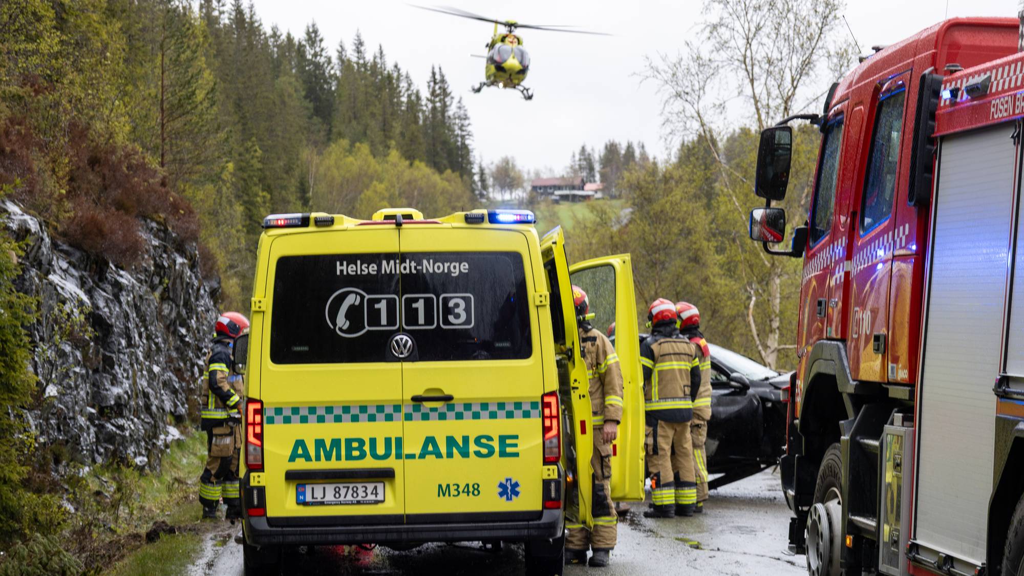 Luftambulanse og nødetater er på stedet etter en bil kjørte inn i en bergvegg 