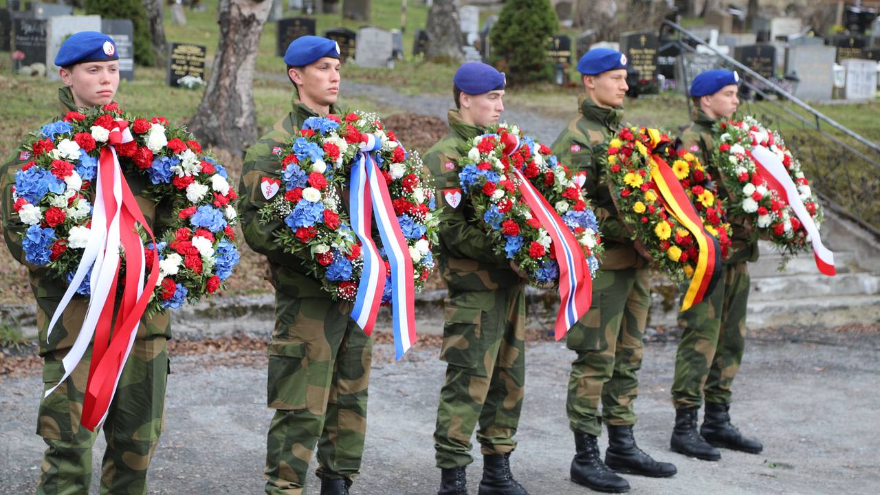 Kransnedleggelse på 80-årsmarkering av slaget om Narvik. Frankrike, Storbritannia, Norge, Tyskland og Polen.