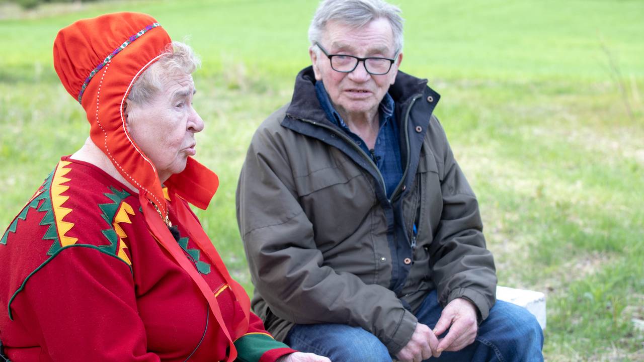 Astrid Jonskareng ser fremfor seg med albumet i hendene