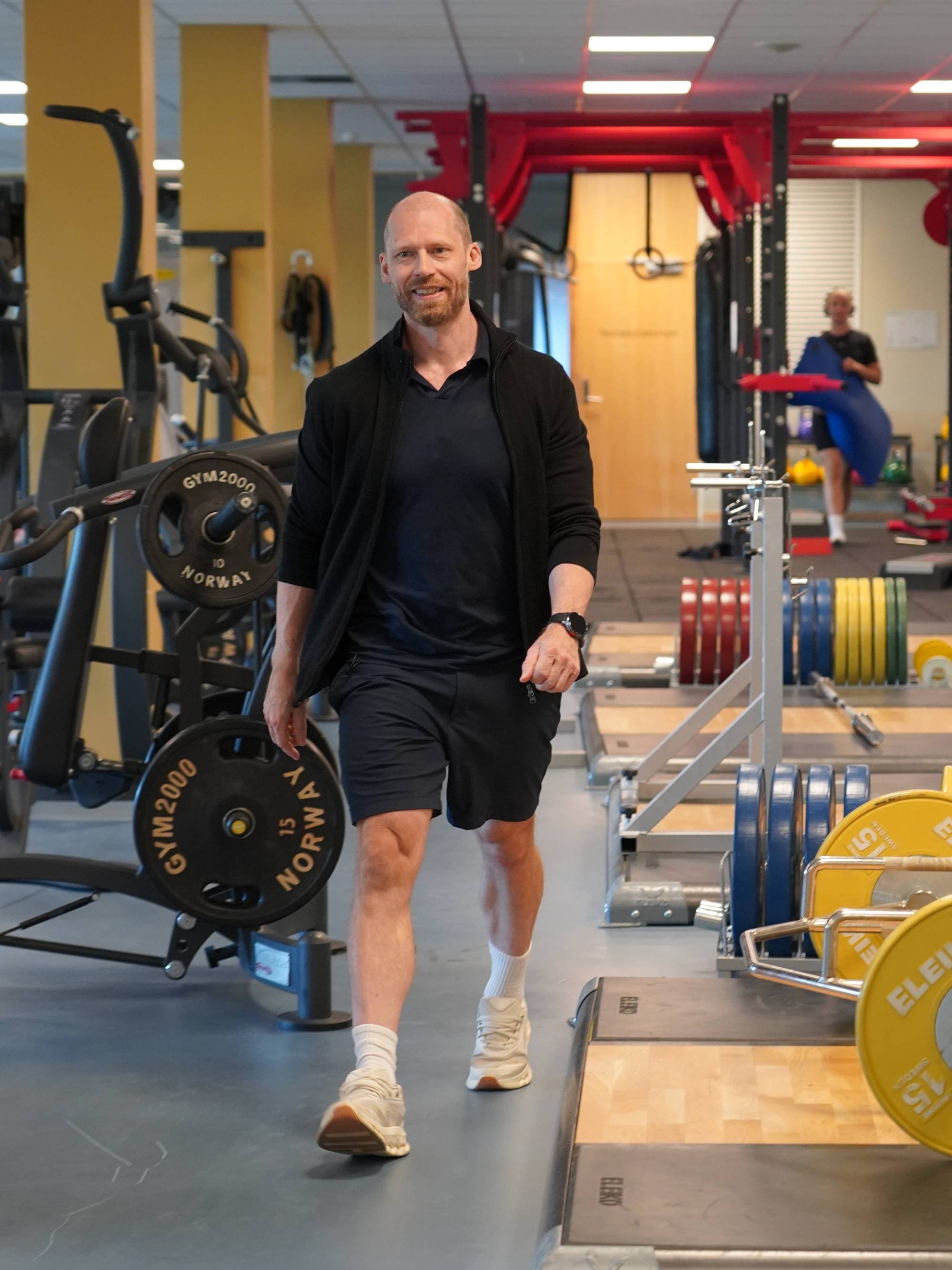 en person som står i et treningsstudio
