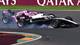 WILLIAM WEST / AFP,NTB To Formel 1-biler krasjer i svingen under et løp. Røyk stiger fra dekkene. Bakgrunnen viser et gjerde med sponsorreklame. (Bildebeskrivelsen er laget av en KI-tjeneste)