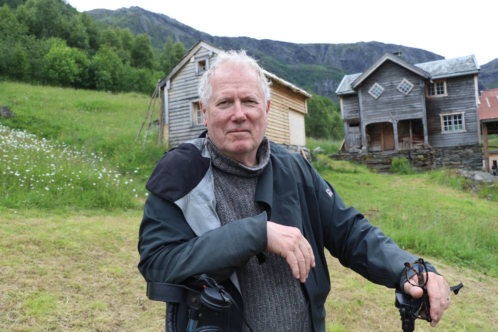en mann framfor et hus 