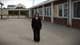 Foto: Syed Ali Shahbaz Akhtar / NRK Rektor for Vaulen skole i skolegården