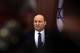 RONEN ZVULUN / POOL,NTB Israelsk statsminister Naftali Bennett holder en tale. Han er kledd i dress og slips. Bak ham er et israelsk flagg. (Bildebeskrivelsen er laget av en KI-tjeneste)