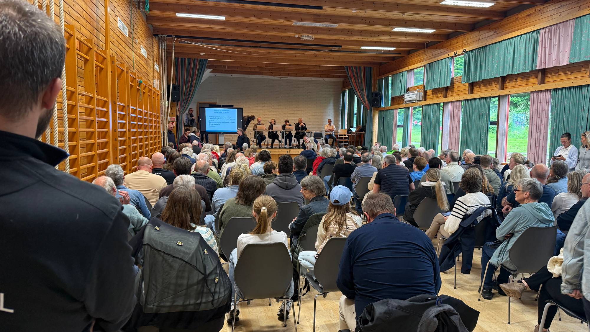 Fleire folk i ein gymsal