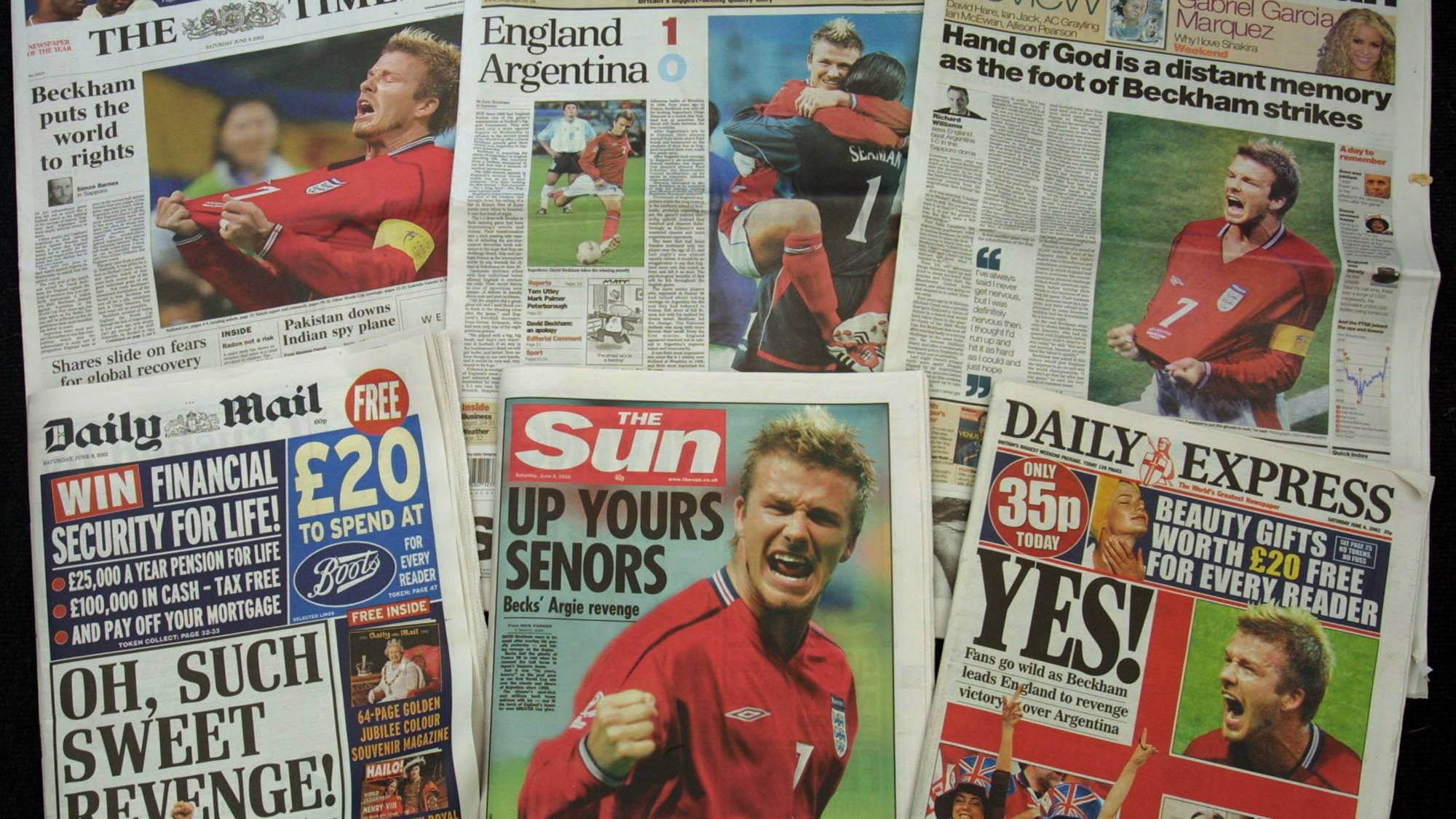 Forside av britiske aviser med overskrifter og bilder av David Beckham etter Englands seier. (Bildebeskrivelsen er laget av en KI-tjeneste)