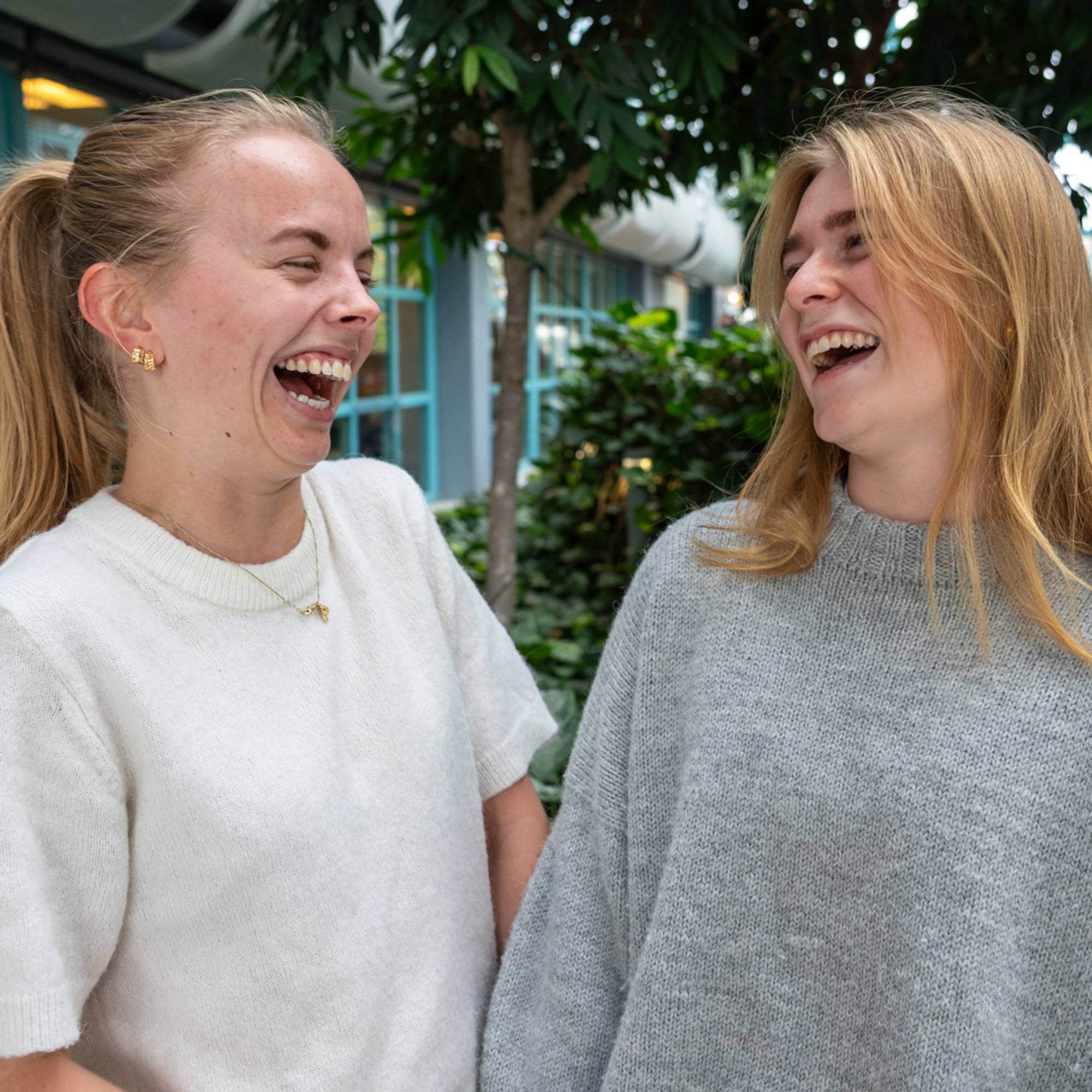 Petrine Kollstad og Maja Åsbakk ved NTNU. De går andreåret på nanoteknologi.