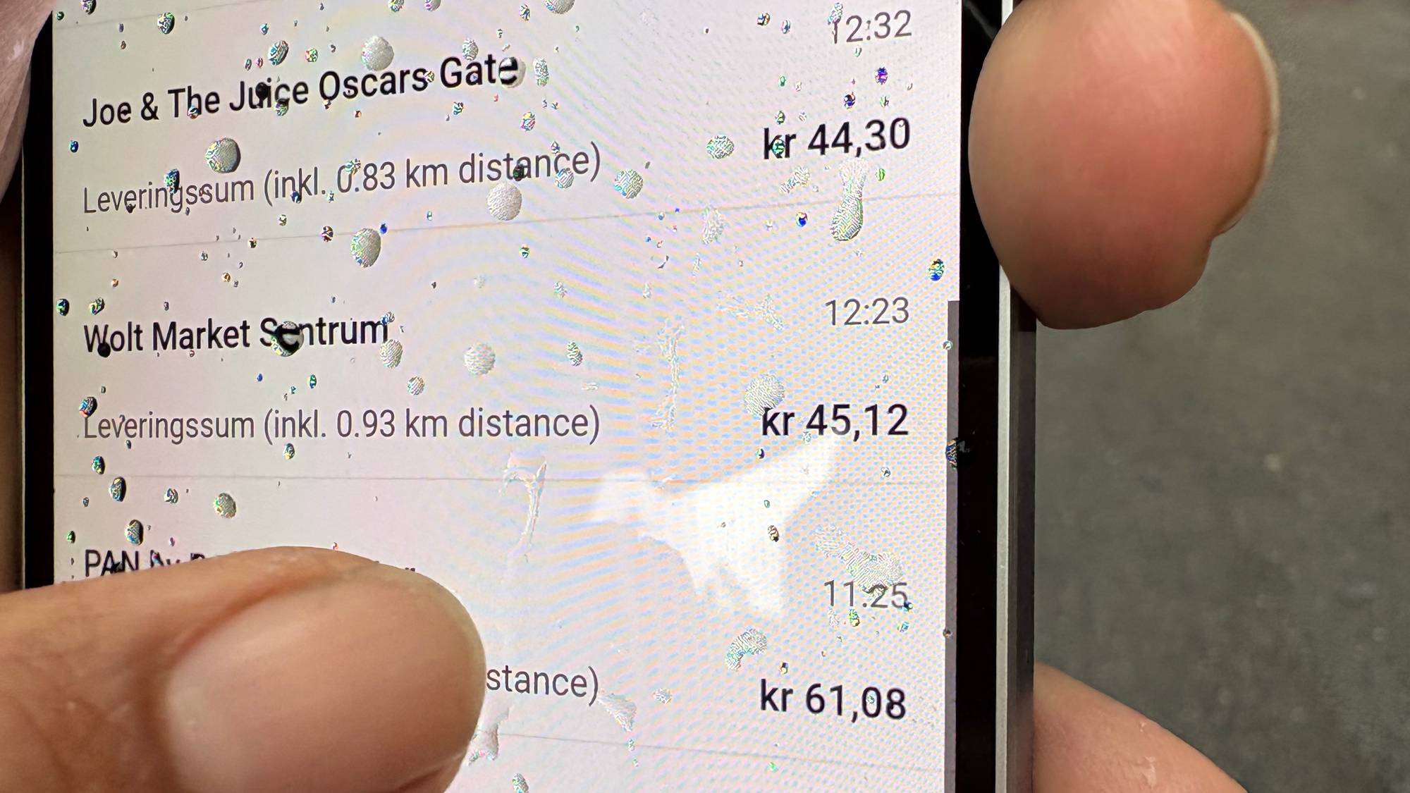 Bildet viser en mobilskjerm med oppdrag for et matbud.