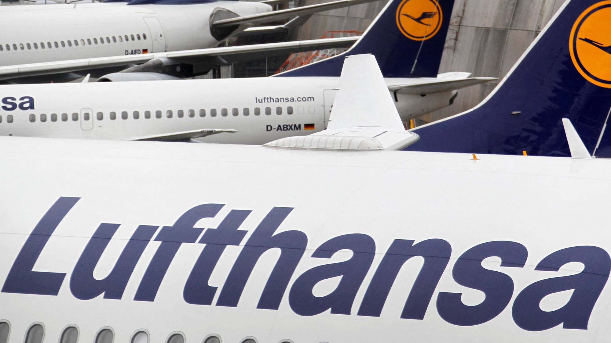 Lufthansa-fly på bakken i Frankfurt.