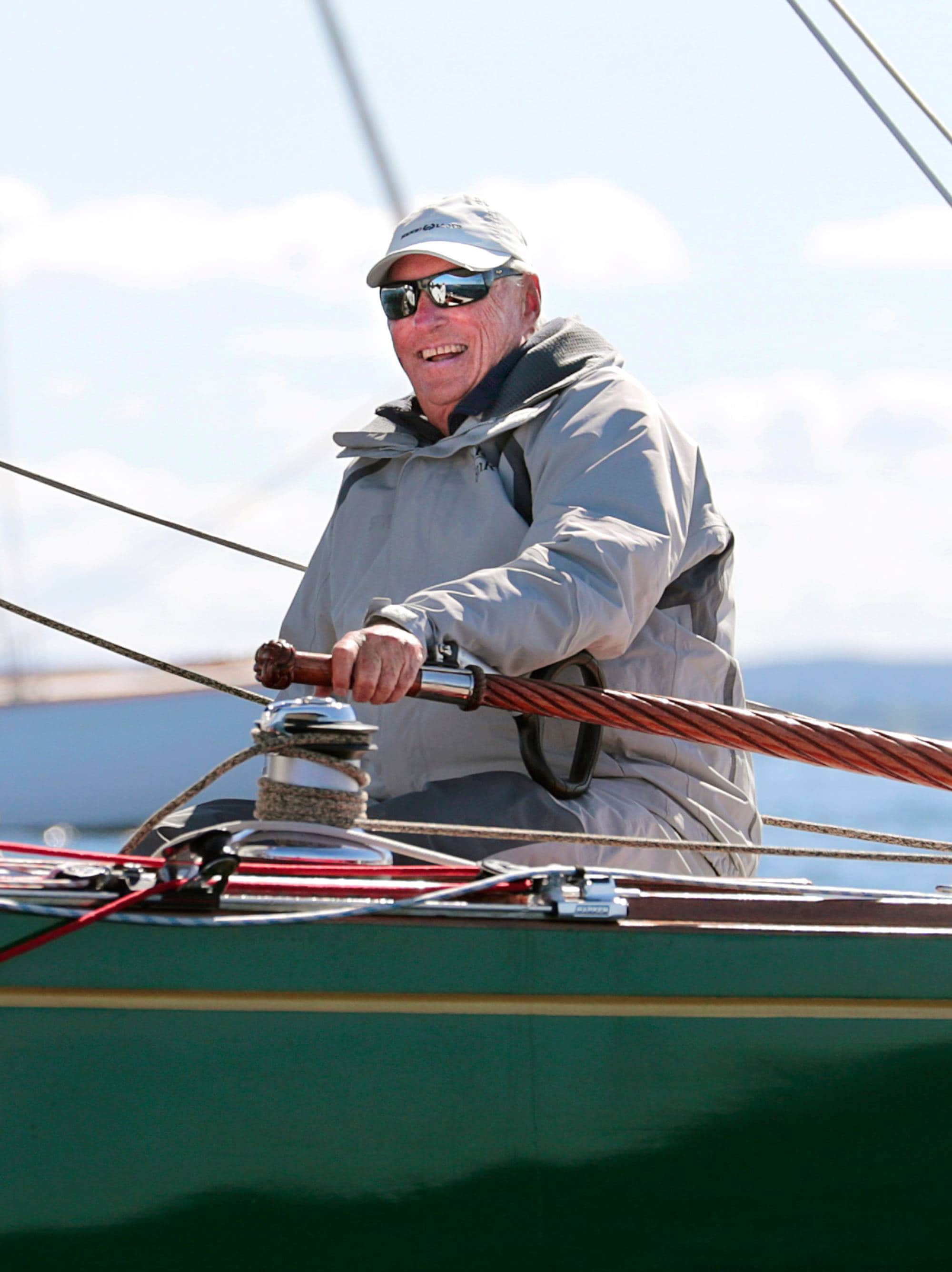 Kong Harald sitter i båten under VM-seilaset på Hankø i 2017