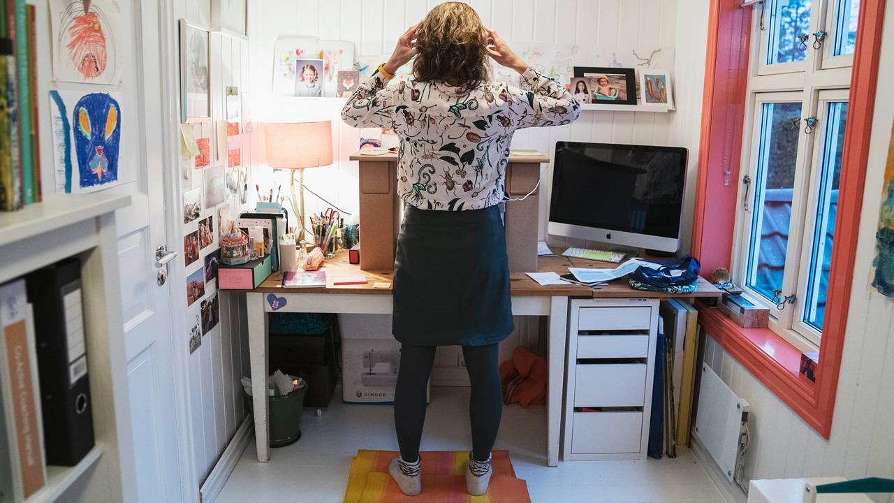Laurette står ved papp-pulten