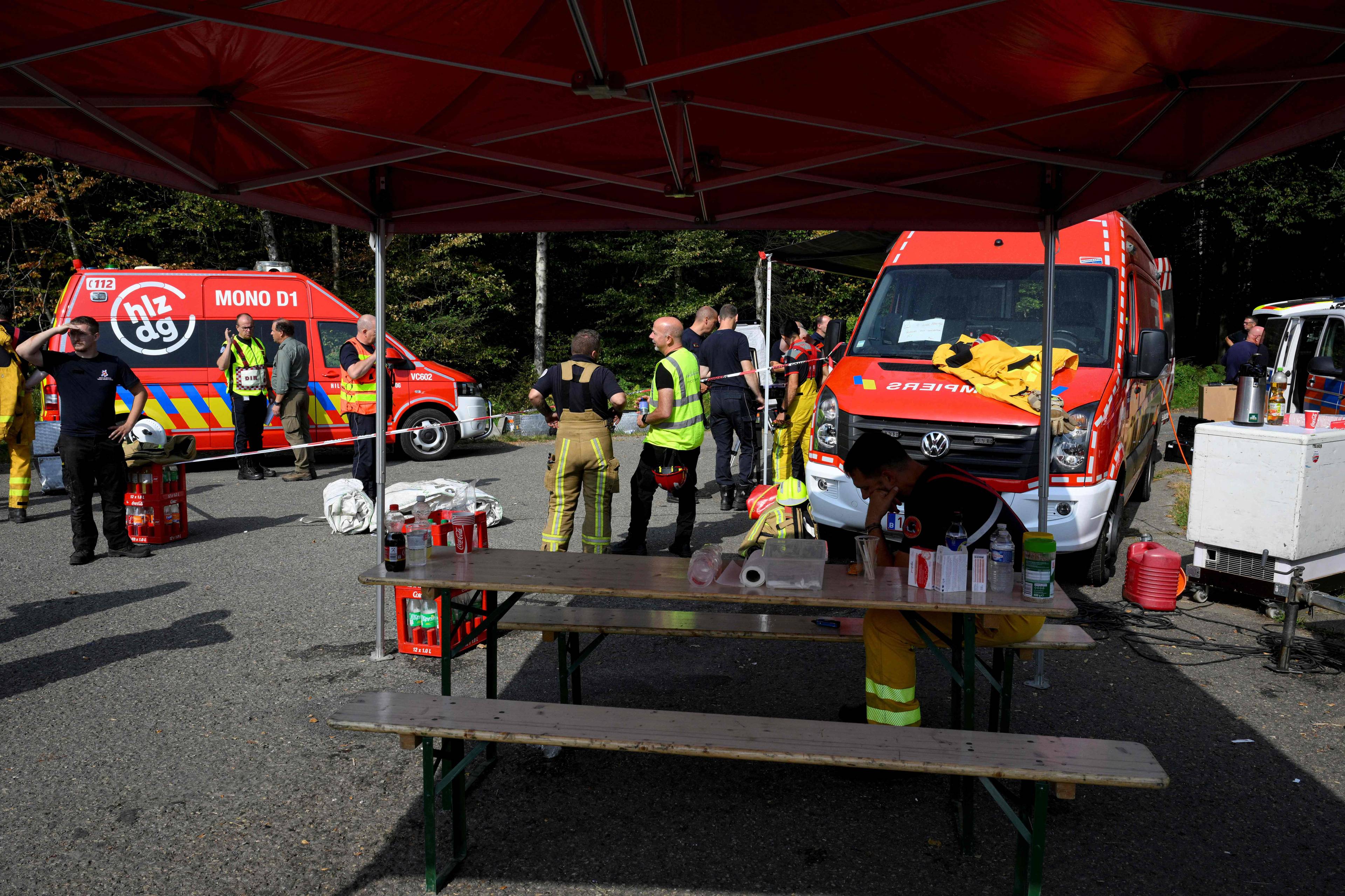 Brannmannskaper tar pause mellom slokkeøktene