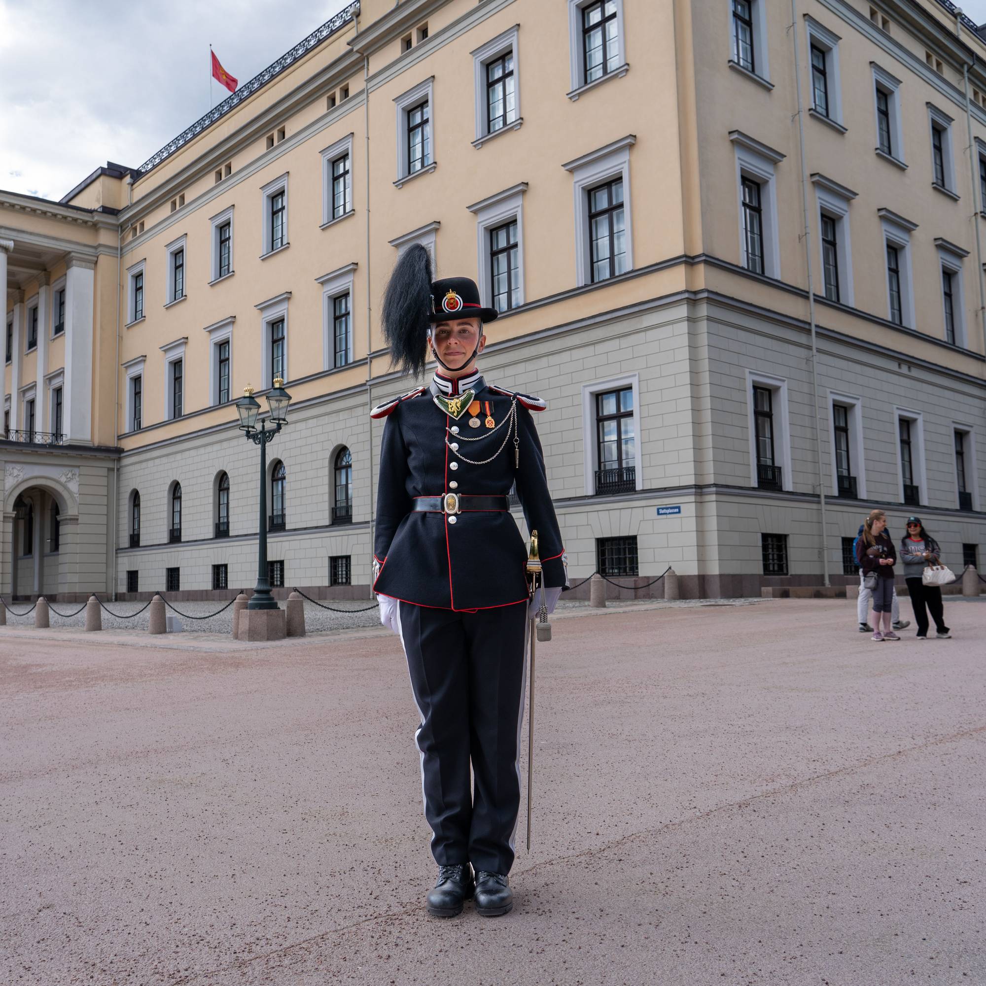 Kongelig gardist på vakt foran Det kongelige slott i Oslo. (Bildebeskrivelsen er laget av en KI-tjeneste)