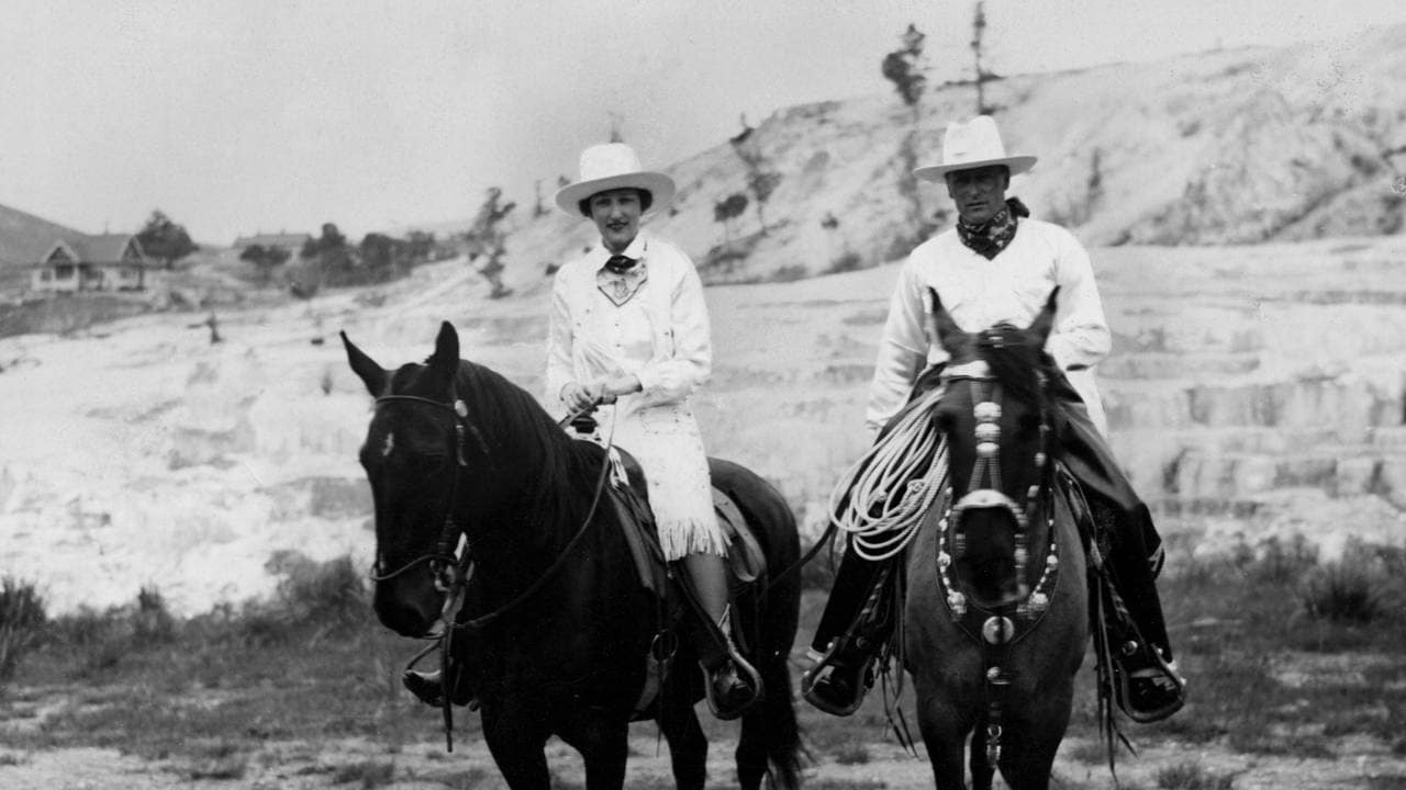 Kronprins Olav og kronprinsesse Märtha til hest i cowboyantrekk i Glacier nasjonalpark i Rocky Mountains.