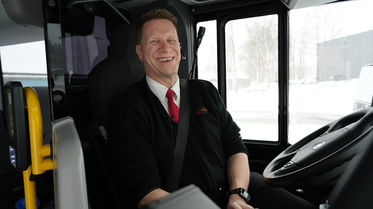 Møt Svend Halvor - en bussjåfør med virkelig godt humør!