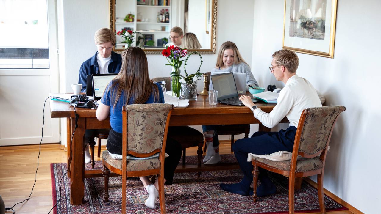 Kollektiv med studenter som gjennomfører semesteret hjemme.