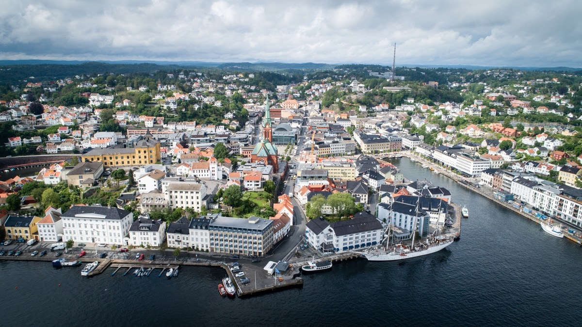 Droner observert over Arendal sentrum – politiet etterforsker