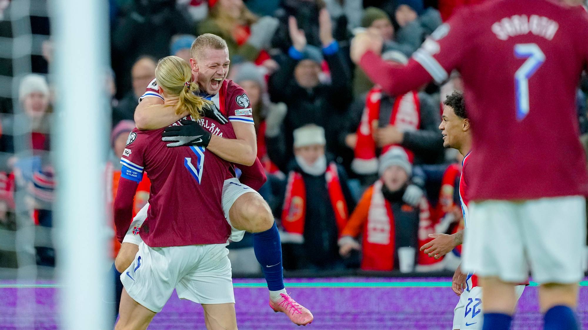 Erling Braut Haaland og Julian Ryerson jubler under VM-kvalifiseringskampen i fotball mellom Norge og Estland på Ullevaal Stadion.