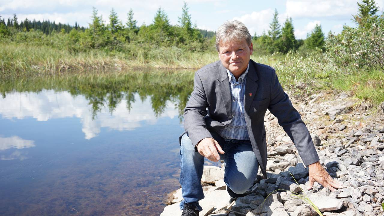 Ordfører Arne Fossmo i Ringebu ved vannuttaket ved Åbborsjøen der bøndene tapper vannet fra.