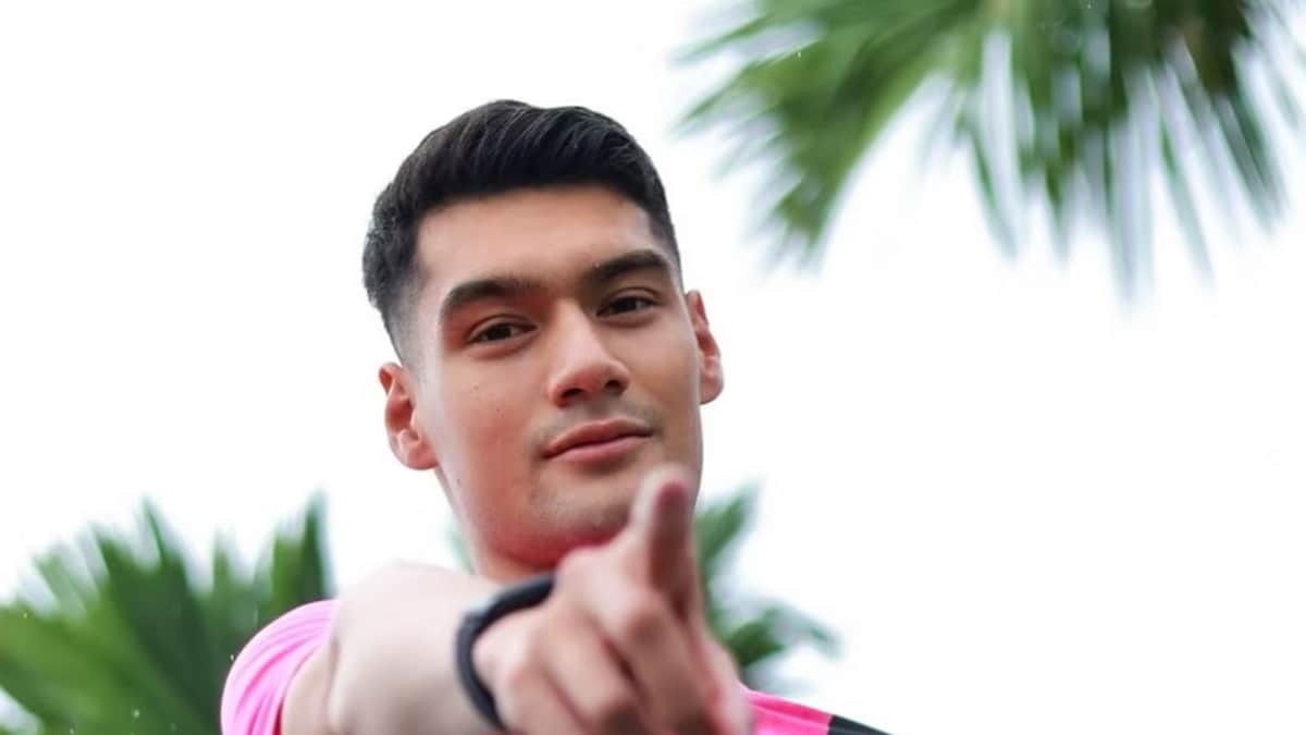 Adrian (23) er heilt ukjent i Noreg – er stor stjerne i sitt andre heimland