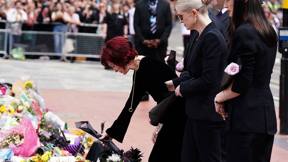 Enken etter Ozzy Osbourne, Sharon la ned blomster